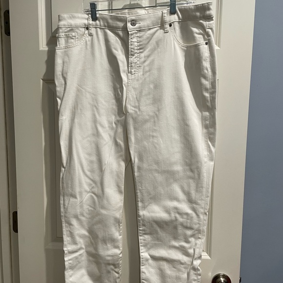 Chico’s SO SLIMMING No-Stain White Girlfriend Crops, Size 3.5(18) - Picture 1 of 3